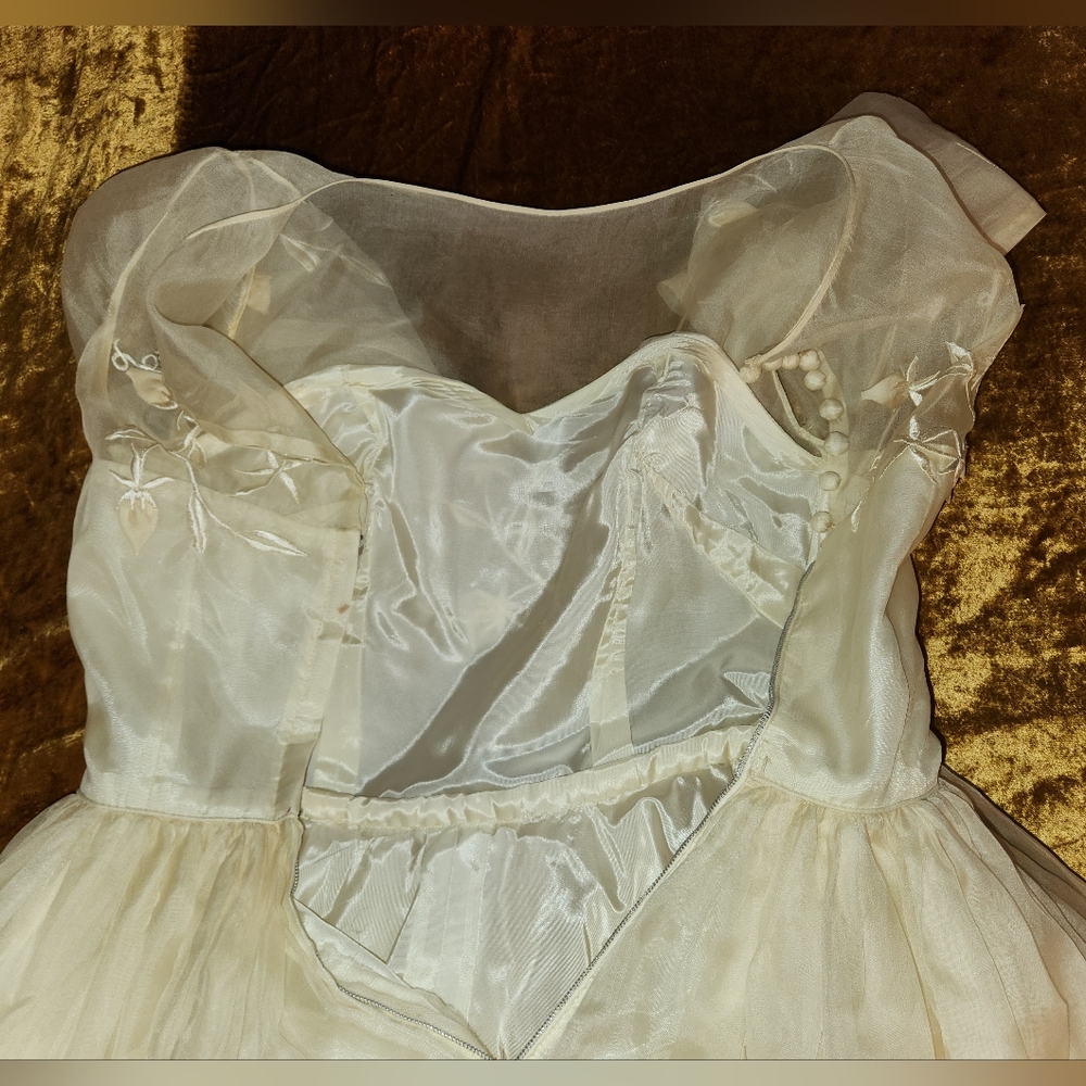 Vintage 1950s Ivory White Fit & Flare Embroidered Tulle Wedding Dress - Picture 5 of 15